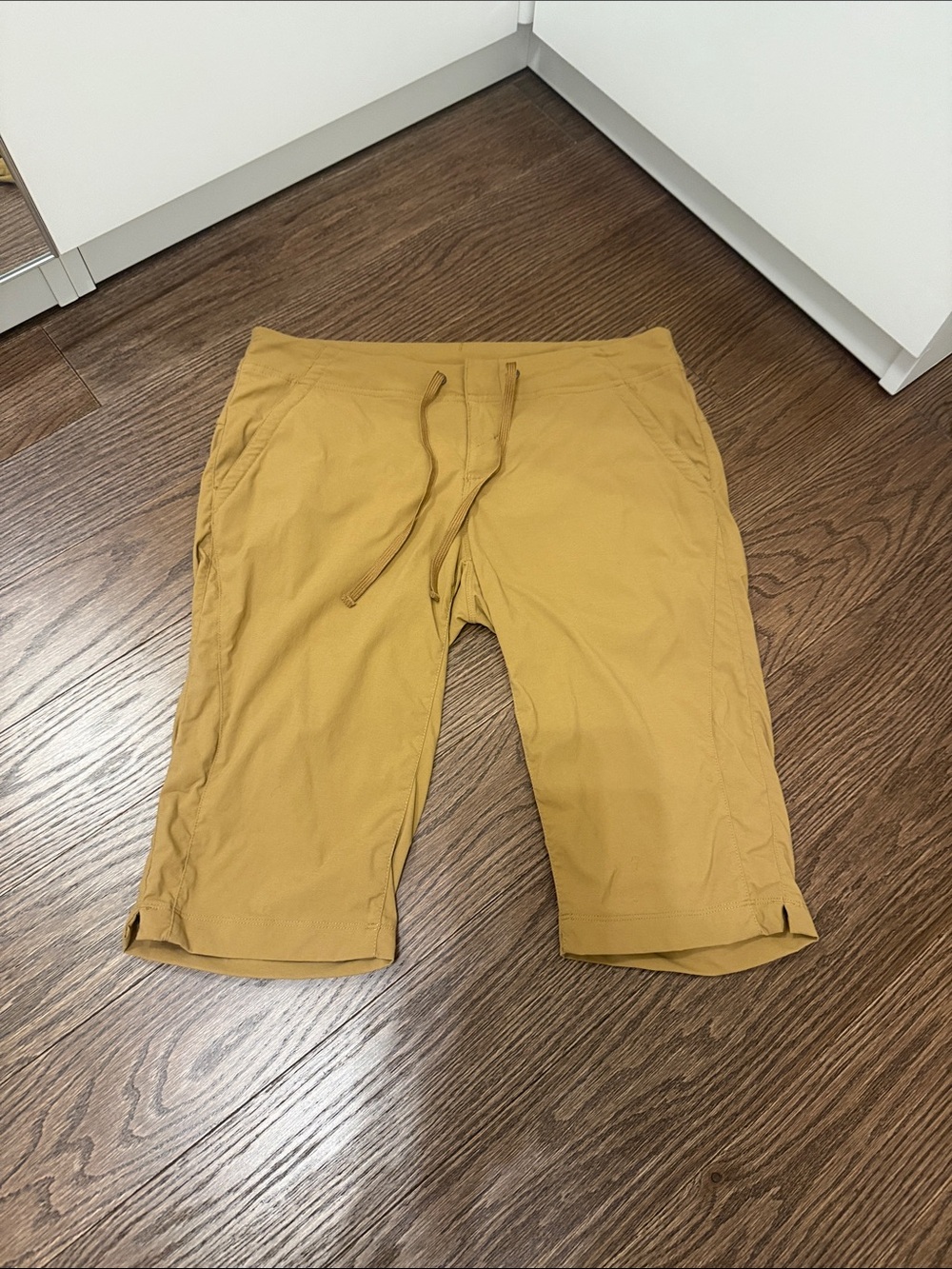 Columbia Women's Mustard Yellow Outdoor Shorts Bermuda size 4